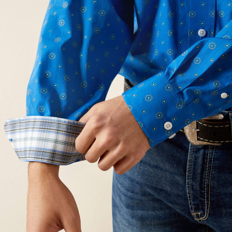 Wrinkle-free cotton fabric close-up of Ariat Carter Men’s Classic Fit Shirt
