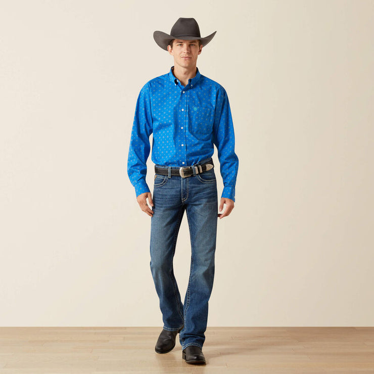 Model wearing Ariat Wrinkle Free Carter Men’s Classic Fit Western Shirt with jeans
